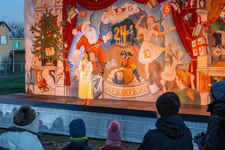 Stückbild - Türchenöffnung am großen Adventskalender