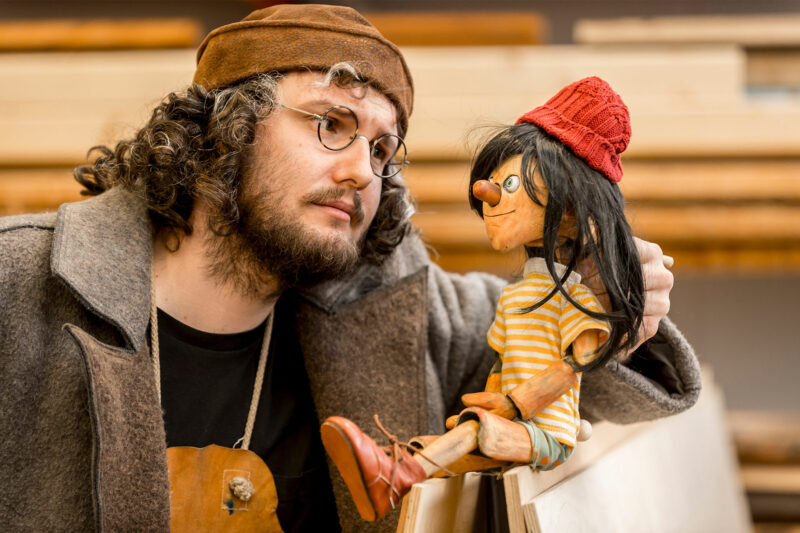Holzpuppe Pinocchio und der Holzschnitzer Meister Geppetto bei einer Vorstellung - Link zur Unterseite Figurentheater