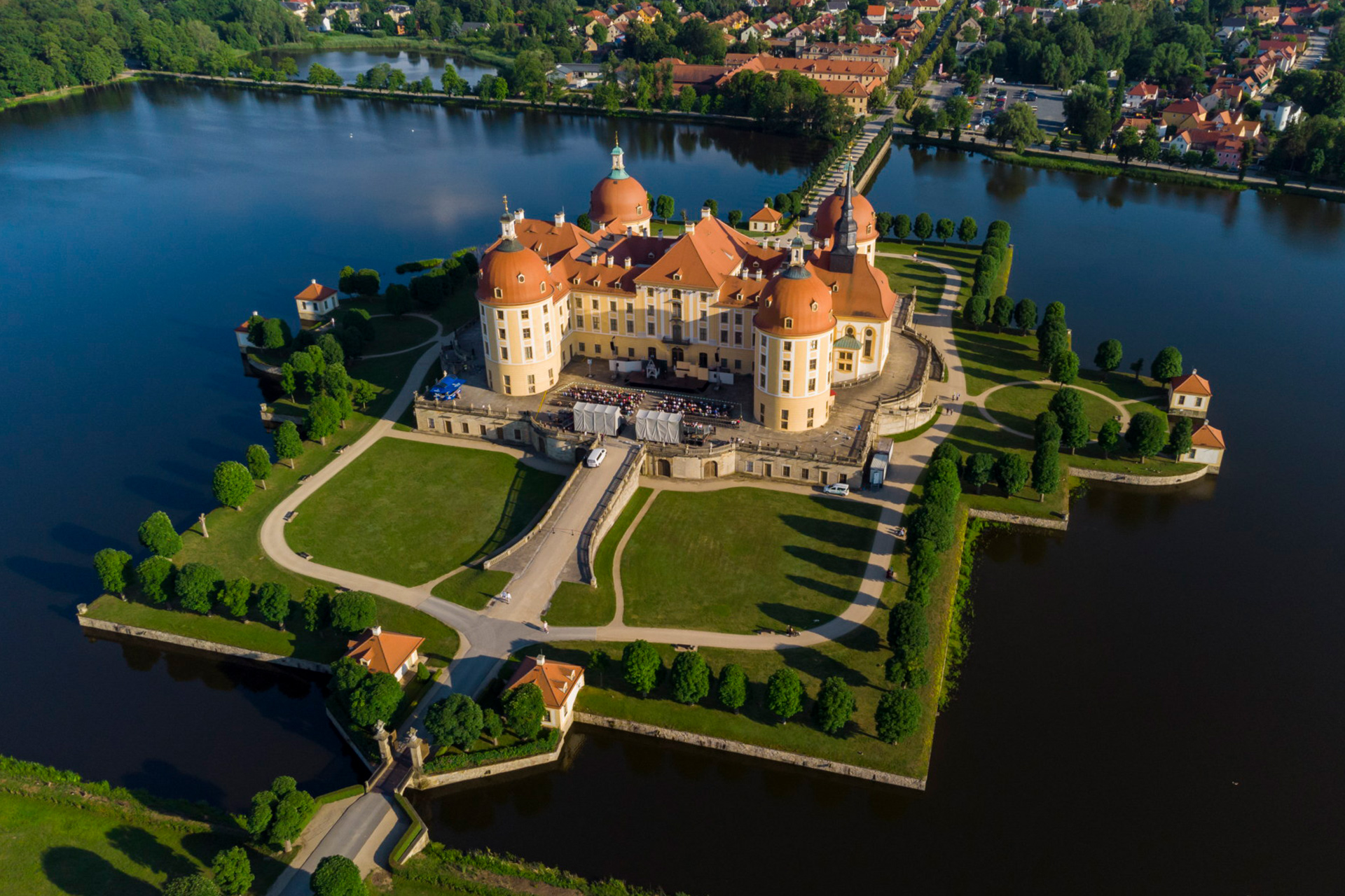 Drohnenflug über Schloss Moritzburg - zum Beitrag