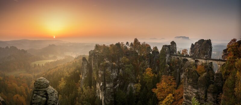 Blick auf die Basteibrücke in der Sächsischen Schweiz bei Sonnenaufgang - Link auf die Unterseite Gruppenangebote