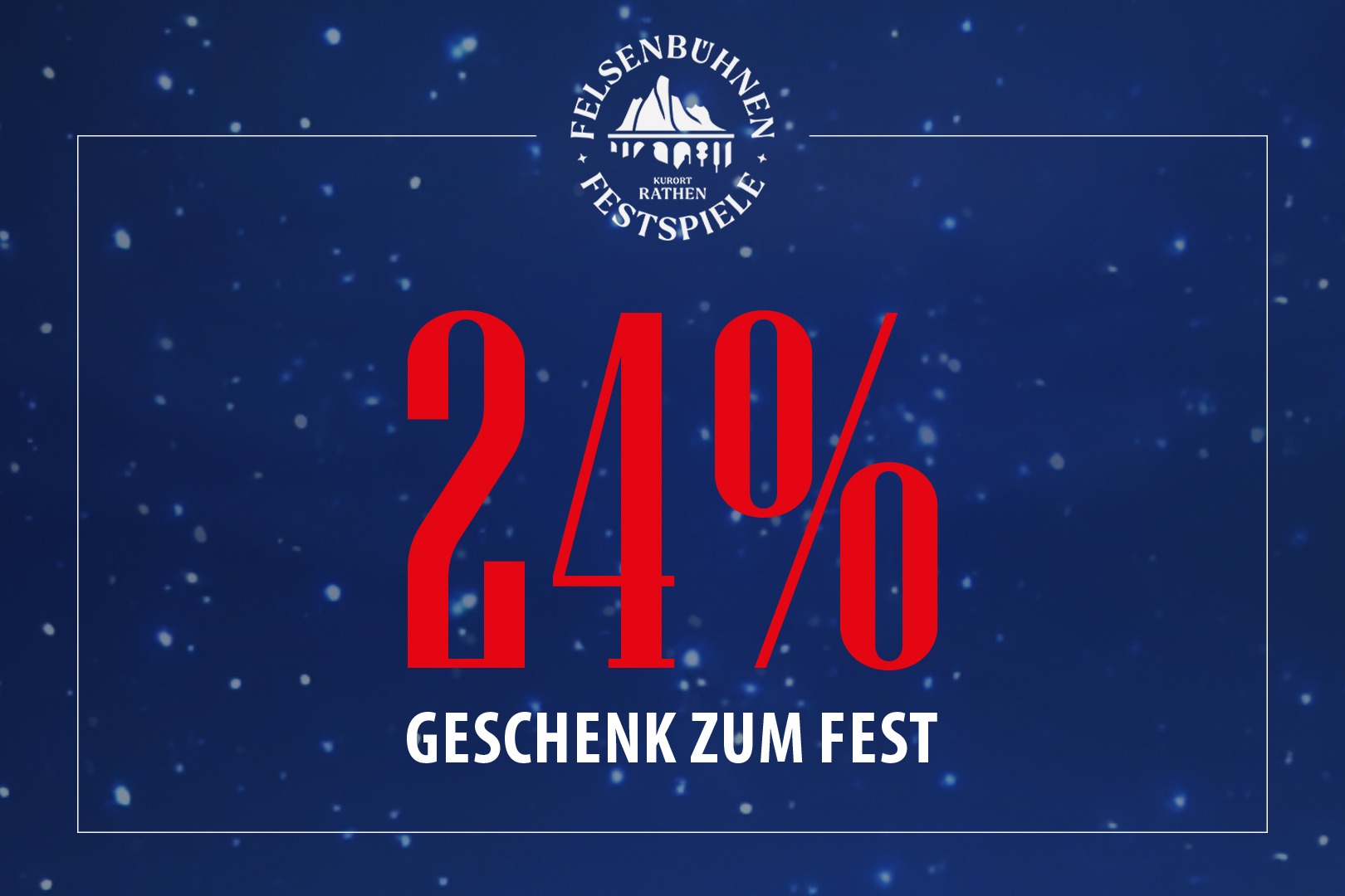 Schneeflocken fallen vor einem dunkelblauen Hintergrund. Das Logo der Felsenbühnen Festspiele ist zu sehen und ein Schriftzug verspricht ein 24 % Geschenk zum Fest.