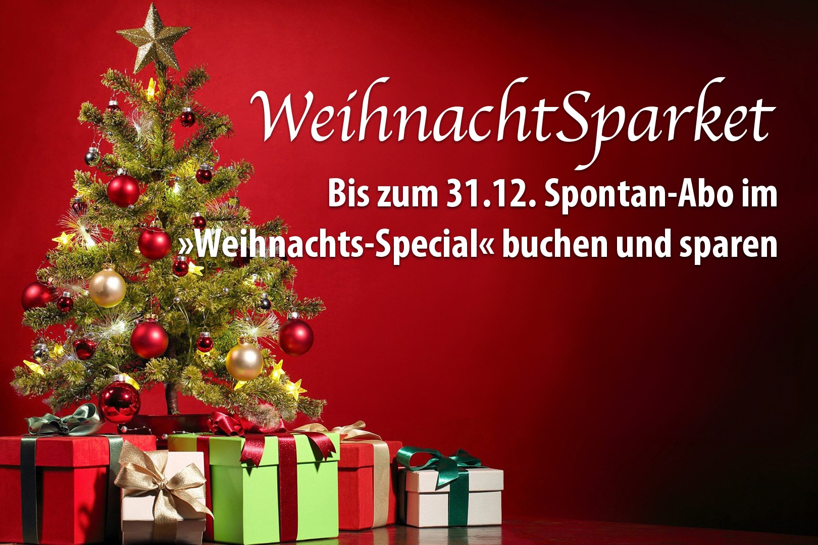 Unter einem Weihnachtsbaum vor rotem Hintergrund stehen Geschenke. Ein Schriftzug in weiß macht Werbung für das WeihnachtsSparket bis zum 31.12.