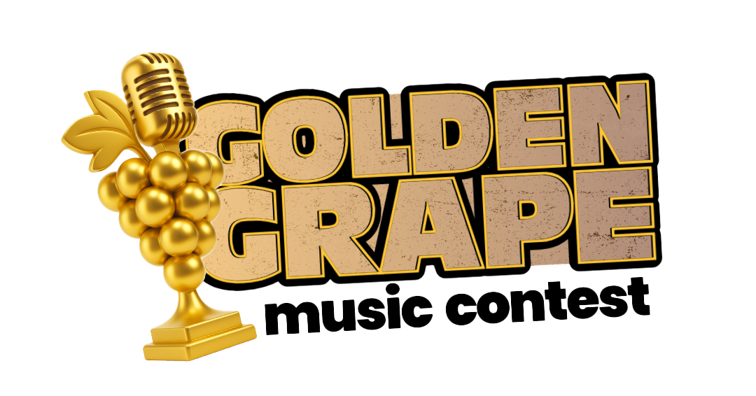 Logo_Golden-Grape-weiß Das Logo des Musikwettbewerbs Golden Grape mit einer goldenen Weintraube in Form eines Mikrofons als Trophäe an der Seite.